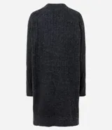 Cardigan de punto canelado color gris oscuro, con diseño alargado, frente abierto sin cierre y manga larga. Presenta una textura suave y caída ligera.