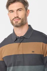 Polo de manga larga con diseño de franjas horizontales en tonos tierra, gris y blanco. Presenta cuello clásico tipo polo con cierre de botones y logo bordado en el pecho.
