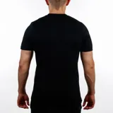 Remera negra de cuello redondo y manga corta, con logo pequeño en el pecho. Corte clásico.