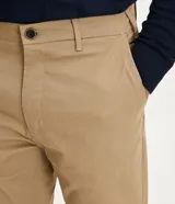 Pantalón de vestir color beige, corte slim fit, confeccionado en tejido de sarga de algodón y elastano. Marca Preston Field.