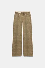 Jeans de tiro bajo y cinco bolsillos, de pierna ancha y larga, con cierre frontal de cremallera y botón metálico. Presenta estampado animal print.