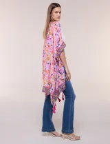 Kimono de gasa ligera con estampado floral en tonos rosados, anaranjados y violetas. Presenta diseño abierto al frente, mangas amplias tipo kimono y detalle de borlas en el ruedo asimétrico.
