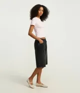 Blusa básica de manga corta, cuello redondo y textura sutil, confeccionada en viscosa con elastano. El bajo de la prenda es ondulado.