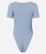 Body de calce ajustado confeccionado en tejido seamless con textura acanalada. Presenta cuello en V, mangas cortas y cierre en la entrepierna.