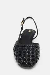 Zapato destalonado de color negro con diseño trenzado en todo el empeine, tira trasera ajustable con hebilla metálica dorada y tacón bajo en bloque.