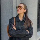 Lentes de sol unisex marca Kena, modelo Tigris, con montura aviador carey y lentes amarillas polarizadas. Fabricados con materiales bio-based y patillas de propionato de celulosa. Protección UV400.