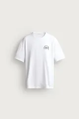 Remera de corte relaxed fit, color blanco, con cuello redondo y manga corta. Presenta un pequeño estampado en contraste en el pecho.