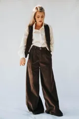 Pantalón de vestir negro de corte amplio y tiro alto.