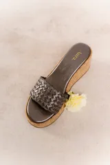 Sandalia con plataforma de corcho y capellada tejida de cuero vacuno.