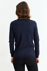 Sweater de punto fino en color gris con acabado metalizado, de corte recto, cuello redondo y manga larga.