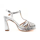 Sandalias de tacón alto color dorado, con plataforma y tiras finas.