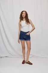 Short de jean de tiro medio, con diseño clásico de cinco bolsillos y cierre frontal con botón. Presenta calce cómodo, pierna corta y terminación con vuelta en el ruedo.