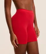 Conjunto de lencería rojo acanalado, compuesto por un corpiño triangular sin aro y un short tipo ciclista de tiro alto.