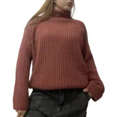 Sweater de punto acanalado color terracota, con cuello alto y mangas largas. Diseño holgado.