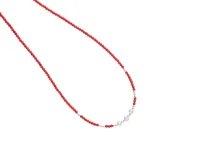 Collar de cuentas de cristal facetado color rojo, intercaladas con pequeñas cuentas plateadas y un detalle central de tres perlas redondas.