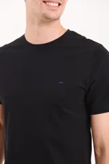 Remera de hombre color terracota, de manga corta y cuello redondo, con un pequeño logo bordado en el pecho.