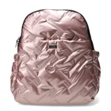 Mochila urbana de diseño capitoneado con acabado metalizado, cuenta con un bolsillo frontal con cierre y compartimentos laterales elásticos.