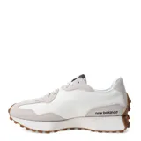 Championes urbanos New Balance modelo 327, con diseño retro inspirado en los años 70. Presentan una combinación de paneles de gamuza gris claro y base de nylon blanco, con el logo 'N' sobredimensionado en cuero sintético negro en el lateral. Incluyen una entresuela de espuma blanca y una suela de goma dentada que se extiende hacia el talón.