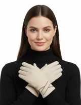 Guantes de mujer color beige claro, confeccionados en tejido soft (suede), con detalles de costuras cruzadas en color marrón en la muñeca.