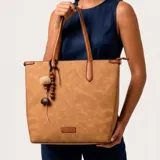 Cartera al hombro Korium modelo Aisling de eco cuero color tostado, con doble asa superior y llavero colgante decorativo de cuentas de madera.