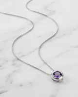 Collar de plata 925 con cadena fina y dije redondo tipo punto de luz, con circonia central en color violeta.