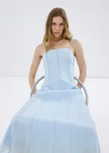 Vestido midi celeste de tirantes finos, con escote cuadrado y costuras verticales decorativas. Confeccionado en mezcla de lyocell y poliamida, con forro interior de algodón.