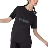 Remera negra de manga corta con cuello redondo. Presenta el logo de Fila en relieve y el texto "EST. 1911" en un recuadro gris verdoso en el frente.