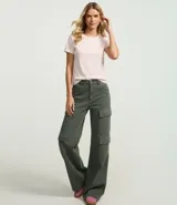 Remera celeste de media malla con cuello redondo y mangas cortas.