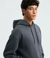 Saco con capucha color gris oscuro, con cordón ajustable, bolsillo canguro y mangas largas con puños ajustados. Confeccionado en algodón con felpa.