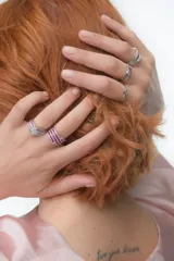 Anillo de plata 925 con circonias fucsia y blancas.