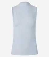Musculosa de viscosa color celeste, con cuello alto y textura acanalada de corte al cuerpo.