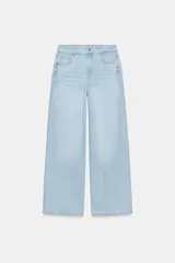 Jeans de tiro medio con diseño wide leg y pernera ancha. Presenta cinco bolsillos, cierre frontal con cremallera y botón, y detalle de raya planchada en el delantero y la espalda.