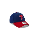 Gorra New Era 9Forty de los Philadelphia Phillies, color azul con visera roja y logo bordado en el frente.