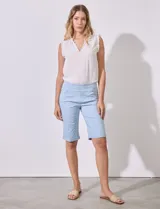 Bermuda azul marino en gabardina elastizada marca Zac & Rachel. Tiene pretina ancha con faja interna modeladora y bolsillos delanteros y traseros.