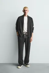 Pantalón relaxed fit tejido en hilatura de algodón con estructura, color verde militar. Presenta cintura elástica ajustable con cordón en contraste, bolsillos de vivo frontales y detalle de bolsillo trasero.