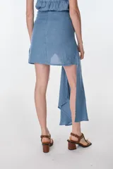 Minifalda fucsia con drapeado lateral y lazo. Asimétrica, confeccionada en lino italiano.