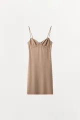 Vestido mini de efecto reductor, color beige, con escote corazón, copas con aros y tirantes finos ajustables.