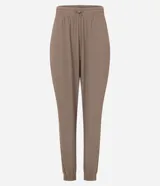Pantalón jogger deportivo de microfibra color negro, con cintura elástica ajustable y puños elásticos en los tobillos.