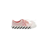 Championes Off-White modelo Vulc Undercut Low-Top de lona color rosado, con suela vulcanizada de rayas diagonales negras y blancas, cordones rosados con texto impreso y precinto característico de la marca.