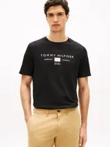 Remera de punto de manga corta y cuello redondo, color negro, con estampado frontal del logo de Tommy Hilfiger y corte regular.