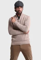 Sweater de punto color beige, con cuello alto abotonado y mangas largas.