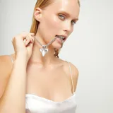 Collar de plata de ley con cadena doble de eslabones gruesos y dije de corazón grande con acabado orgánico y martillado.