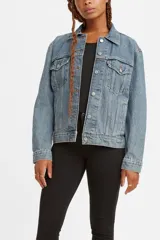 Campera de jean celeste Levi's Ex-Boyfriend Trucker, de corte holgado y largo a la cadera.