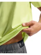Remera deportiva de manga corta marca Under Armour, color verde lima, de cuello redondo y corte clásico.