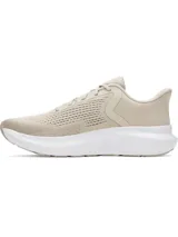Championes de running Under Armour Charged Rogue 5, color beige con entresuela blanca. Presentan parte superior de malla técnica transpirable, plantilla Deluxe Comfort System y entresuela Charged Cushioning para mayor amortiguación y respuesta.