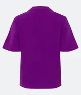 Blusa color violeta con cuello en V, mangas cortas con volados y textura airflow.