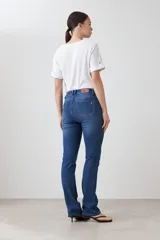 Pantalón jean de corte recto color crudo.