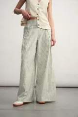 Pantalón palazzo a rayas verticales color verde y blanco.