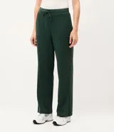 Pantalón deportivo Get Over de corte recto en color verde oscuro, confeccionado en microfibra elastizada. Cuenta con cintura elástica con lazo ajustable del mismo tejido y bolsillos frontales.