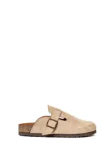 Zuecos color beige de cuero con hebilla metálica ajustable y plantilla de corcho.